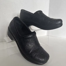 YUU Bethanee Black Embossed Floral Nursing Clogs Comfort Shoes Womens Size 7.5