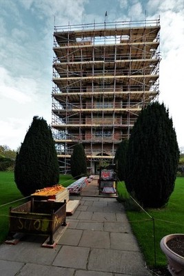 Foto 6x4 Sissinghurst Castle Garden: Reparaturen am Turm im Gange Camde c2017