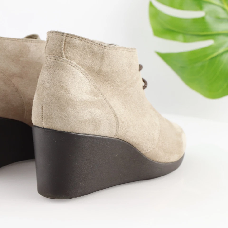 CROCS Mujer Bota Leigh Talla 8.5 Beige Tostado Gamuza Con Cordones Tacón de Cuña Botín Zapato Foto 3 de 4