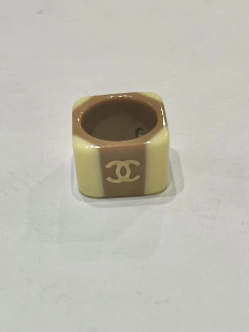 Anello in plastica con logo Chanel Coco Mark Ring 01 A vintage
