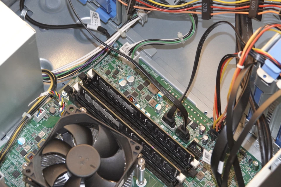 DELL T30 PowerEdge Xeon E3-1225v5 Server 16GB F4-2400C17D- 2x DP 1x HDMI neuwert - Bild 3 von 4