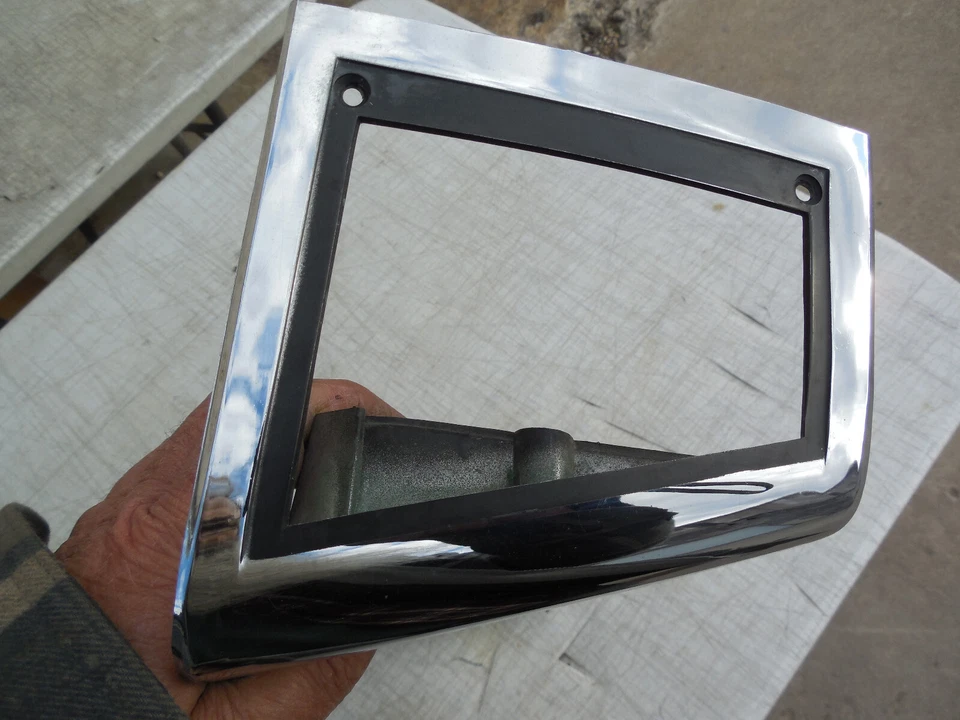 1985 年 BUICK ESTATE WAGON RIGHT HEADLIGHT MARKER LIGHT TRIM BEZEL 原始设备制造商二手 — 第 3/4 张图片