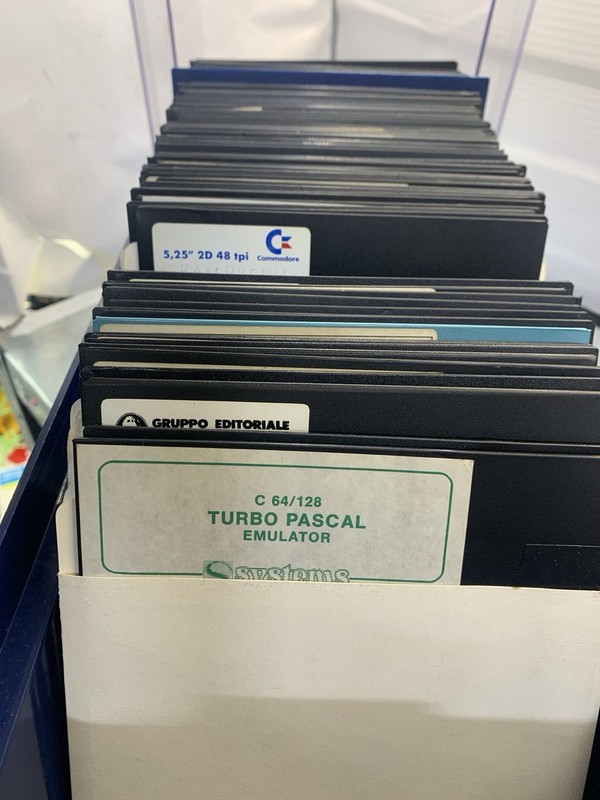 Commodore 64/128 - 93 Floppy 5.25” + Game Cassettes + Original Box