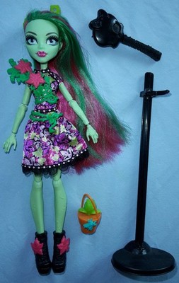 1x Monster High Puppe Venus McFlytrap Doll FDF14 Party Ghouls - 1 Fehlteil