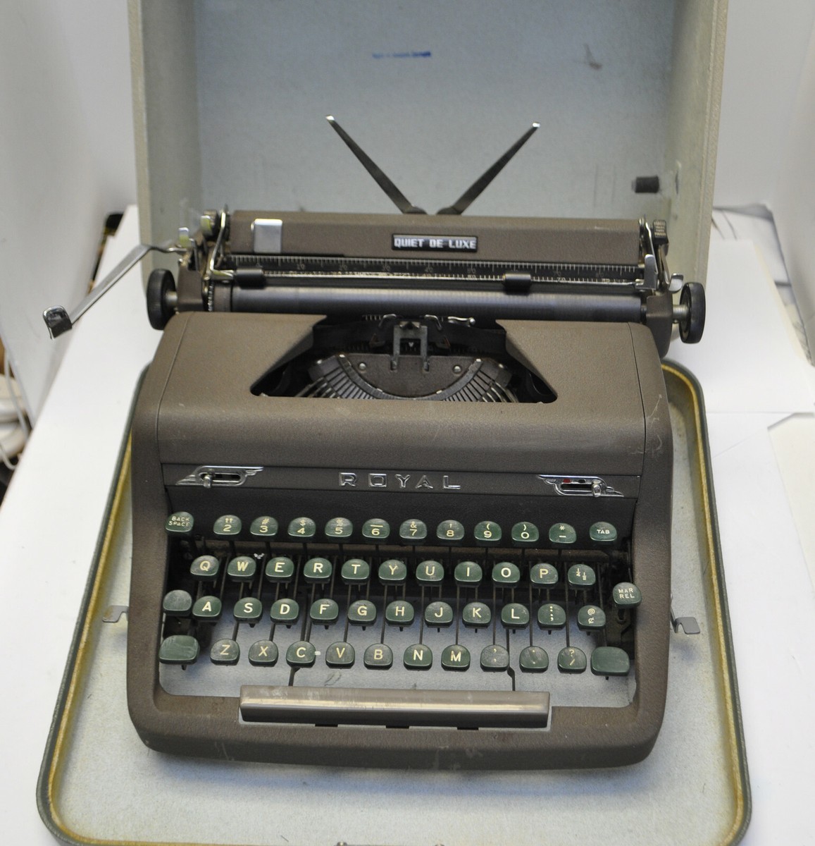 レトロ 米国製  QUIET DE LUXE タイプライター レトロ 米国製 QUIET DE LUXE タイプライター Royal Quiet