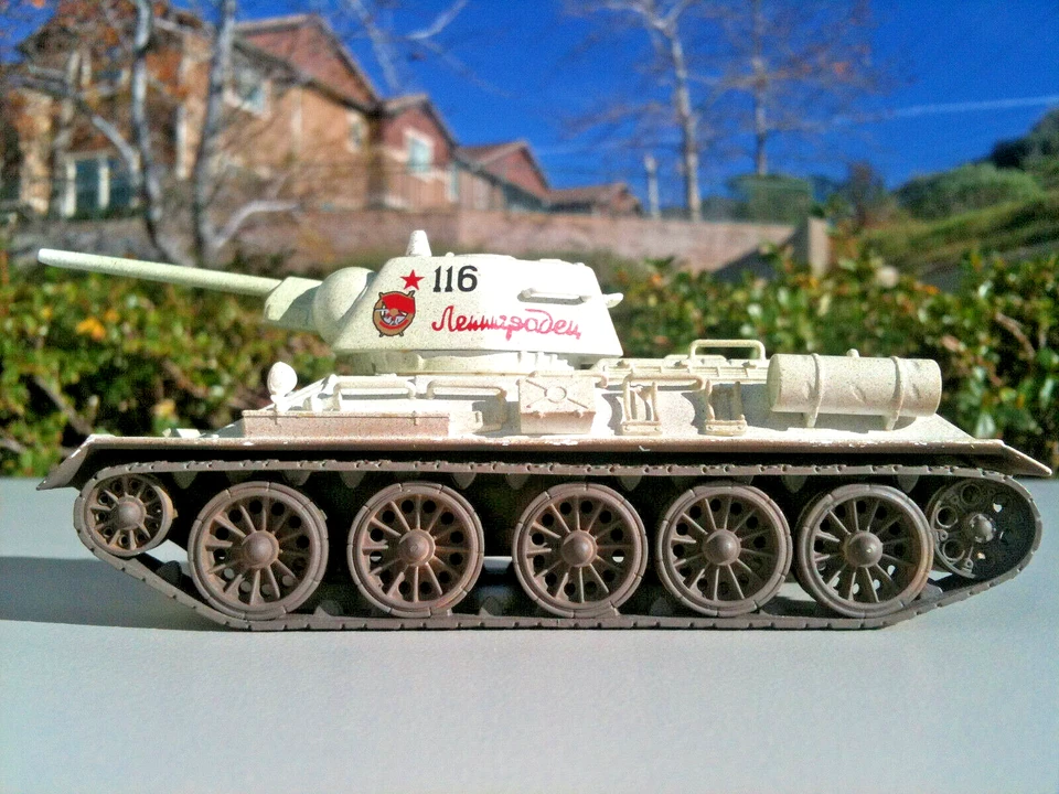 Corgi Tank T-34/76 Med Tank -30th Guards Tank Brig., Leningrad 1944 1:50 Scale - Image 2 of 4