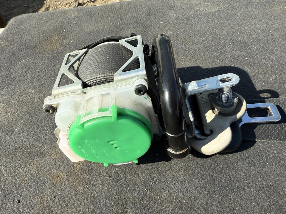 Cinturón de seguridad derecho pasajero delantero Nissan Versa Note hatchback 2014-2019 OEM Foto 3 de 4