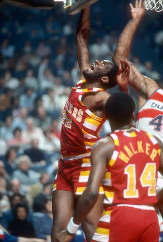 Jim Chones Cleveland Cavaliers battles for a rebound v the Washing- Old Photo - 第 1/1 張圖片
