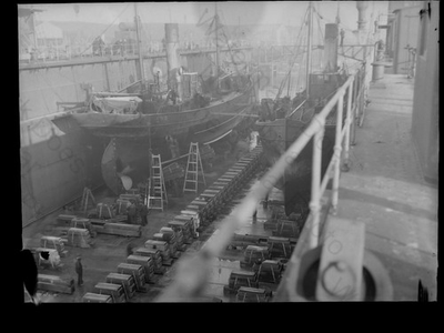 #ad #ad Aberdeen Harbour Scotland Dry Dock Ships Trawlers Workers Repair 1910s VTG Photo GBP 20.00
