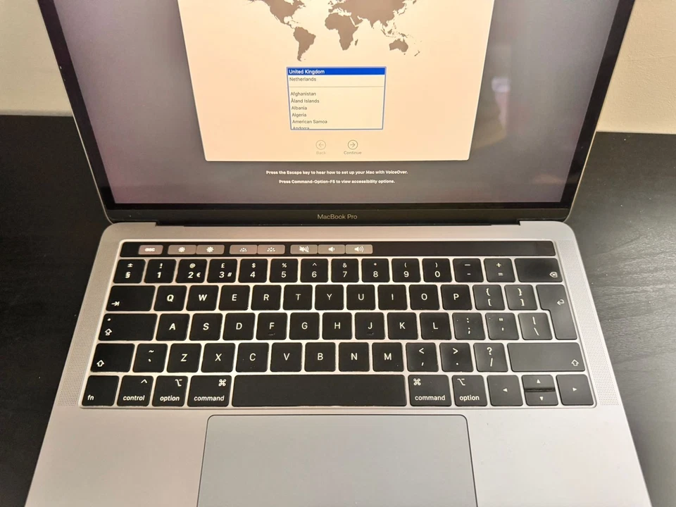 Apple MacBook Pro 13.3 inch Laptop (July, 2018), photo 4 of 5
