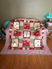 Vintage Christmas Quilt w/2 Pillow Shams and 3 Christmas Throw Pillows - Read 