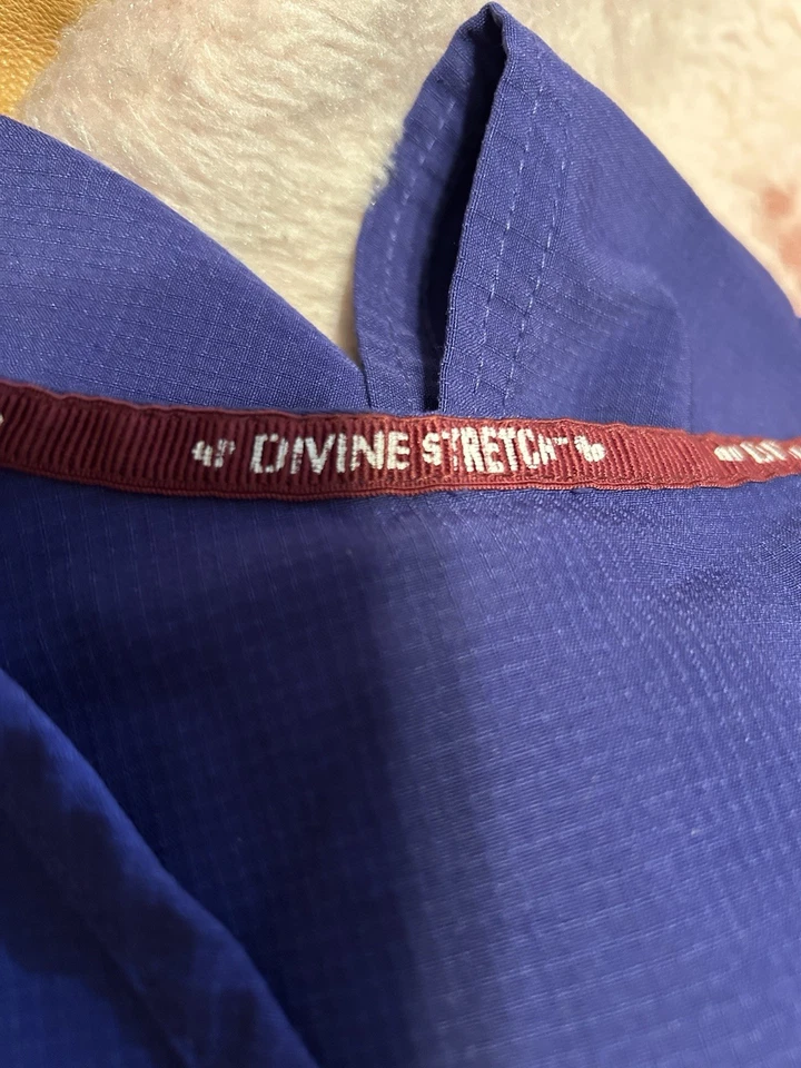 Top uniforme medio púrpura elástico divino con dos bolsillos en la parte delantera  Foto 4 de 4