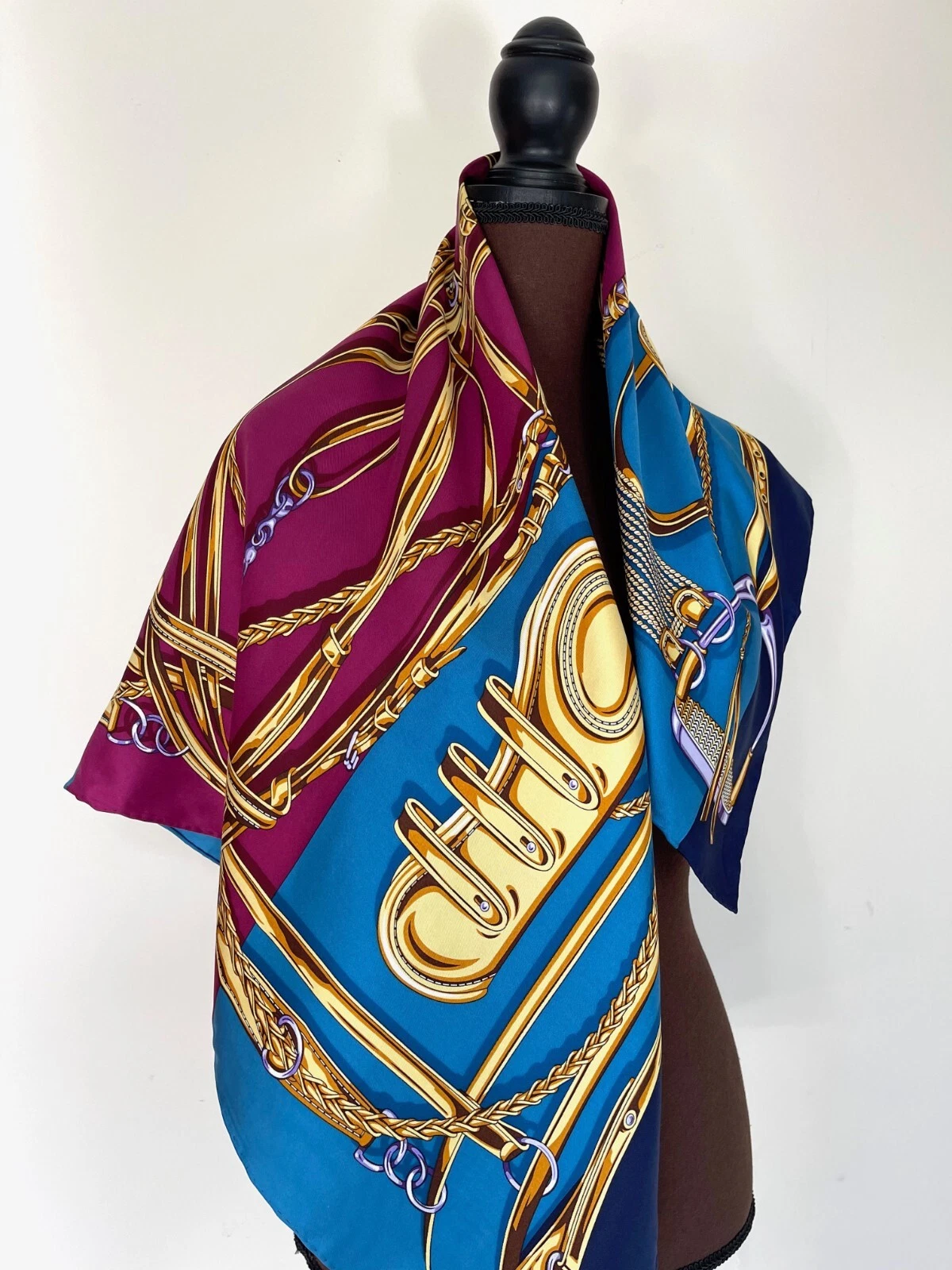 Présentoir # 1 Gucci écharpe logo équestre mors de cheval violet bleu soie wrap