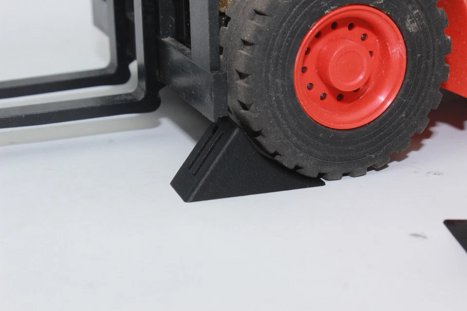 4 x Bremskeil schwarz 1:14 1:15 1:16 Unterlegkeil Hemmschuh Keile  Bagger LKW - Bild 3 von 3