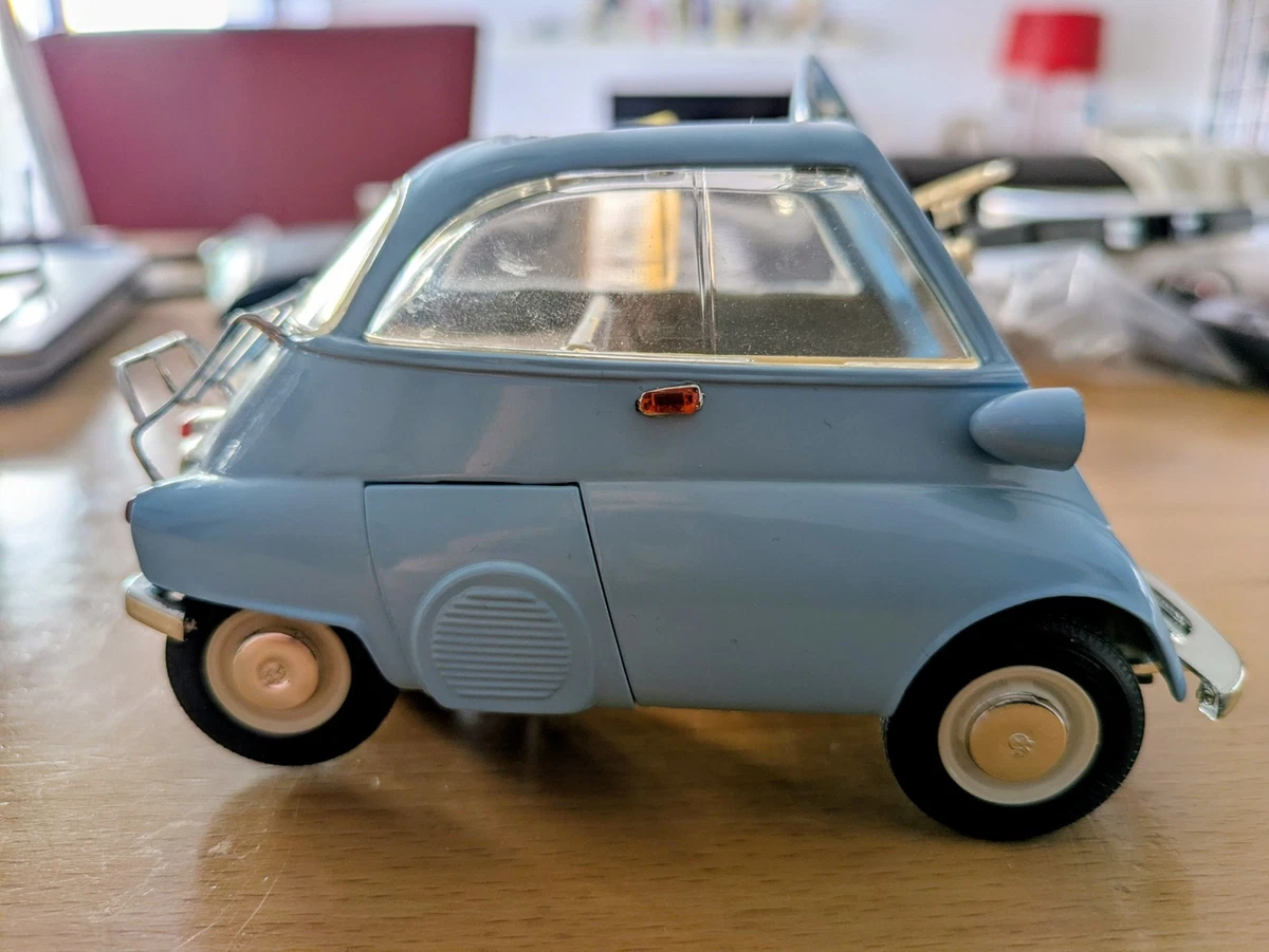 BMW ISETTA 250 ROI LUDWIG LOUIS II BAVIERE o 1/18 REVELL 08972 voiture miniature