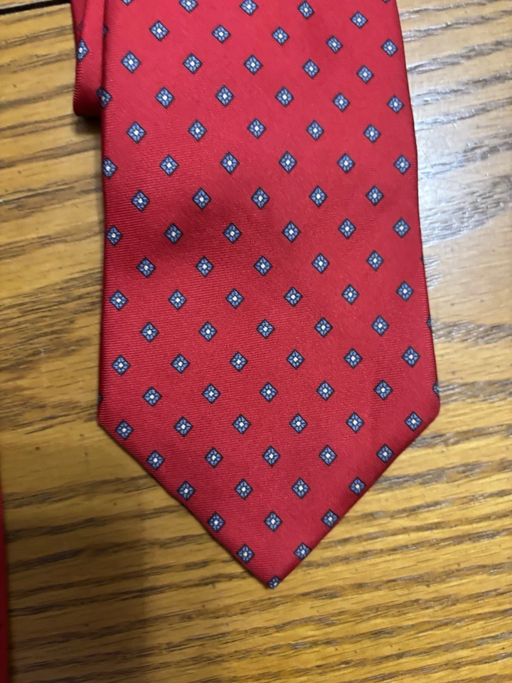 Мужской итальянский шелковый галстук Oliver Hunt.  Красный с маленьким синим/зеленым бриллиантовым принтом - Изображение 3 из 4