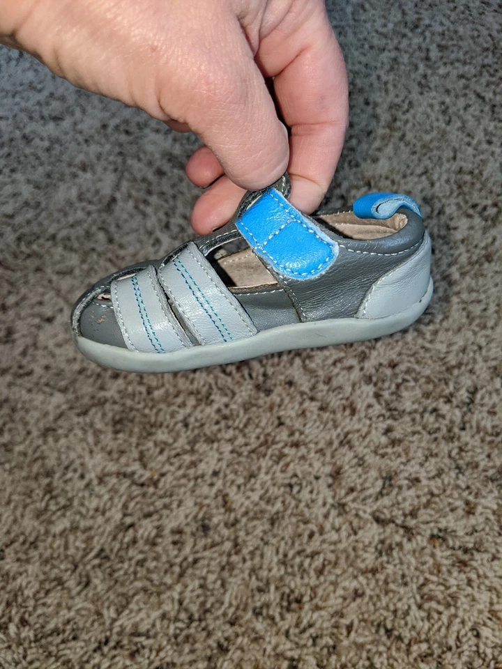Ver Kai Run niño pequeño talla. 3 Sandalia estilo pescador gris y azul. Adorable Foto 4 de 4