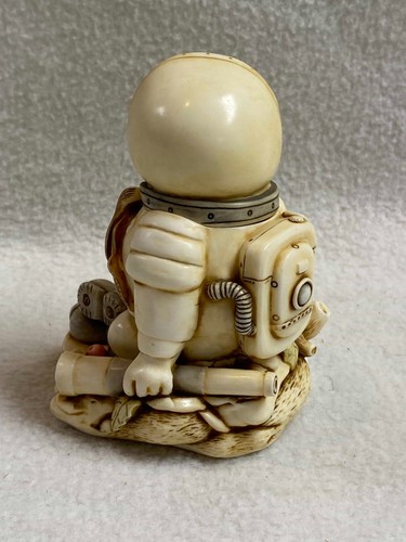 Harmony Kingdom Trinket Box - Astronaut/Space Snowman - 'Blue Moon' - Picture 2 of 7