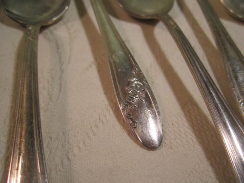 Lot of 43 Oneida Community Tudor Plate Silverware with Rose Flower Pattern - Picture 4 of 15