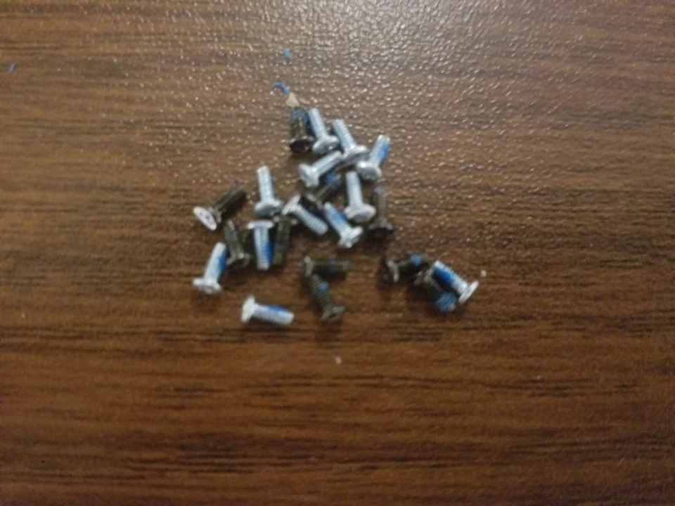 PACK DE TORNILLOS GENÉRICOS ORIGINALES Samsung Galaxy. FUNCIONA CON LA MAYORÍA DE LOS TELÉFONOS GALAXY Foto 2 de 3