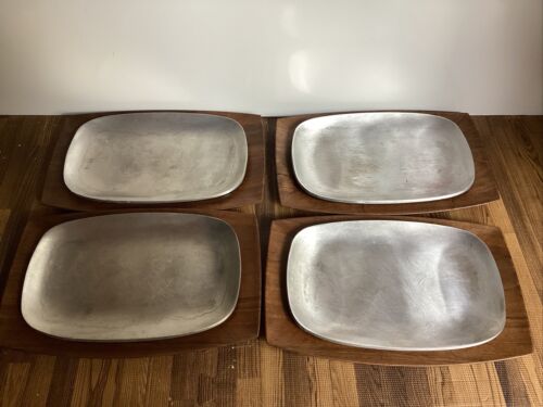 Set Of 4 Vintage York Steak House Sizzle Plate with Weavewood Walnut Trays - Picture 1 of 7