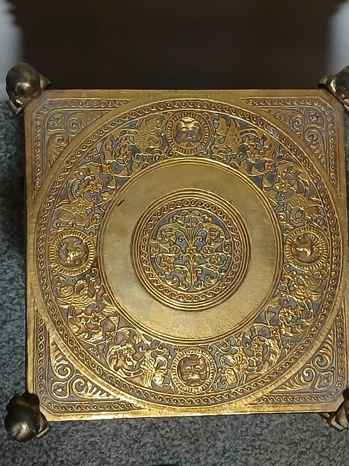 Antigua mesa auxiliar eduardiana de latón de 3 niveles... Hermoso diseño Foto 2 de 4