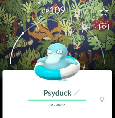 Glänzende Psyduck mit Schwimmring und Hintergrund