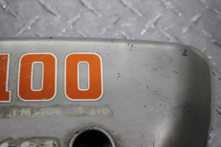 Suzuki TS100 1974 cubierta lateral derecha noncho - erupción profunda, arañazos, falta plástico Foto 2 de 4