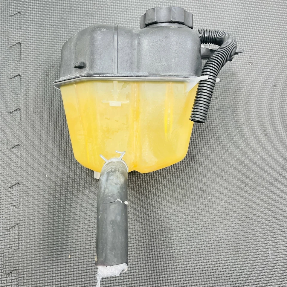 Оригинальный переливной бак бака охлаждающей жидкости двигателя 08–14 Cadillac CTS 15267707 - Изображение 3 из 4