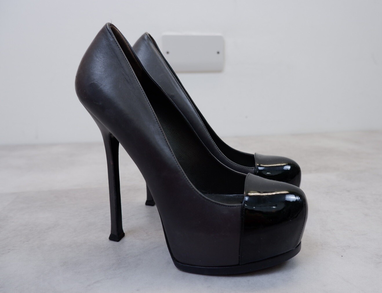 YSL Yves Saint Laurent donna corte omaggio tacchi alti taglia UK 7 EU 40 grigio