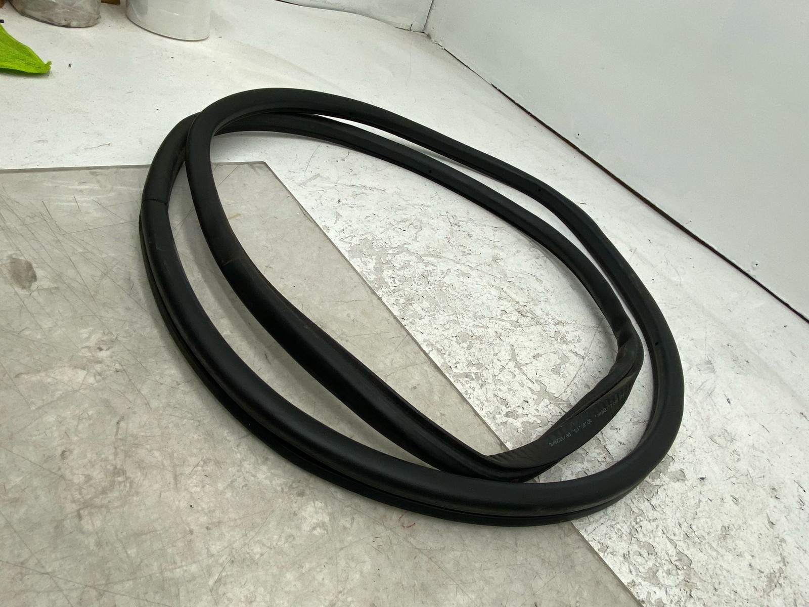 2013-2018 BENTLEY FLYING SPUR OEM FRONT HOOD WEATHERSTRIP SEAL 3W0823707C