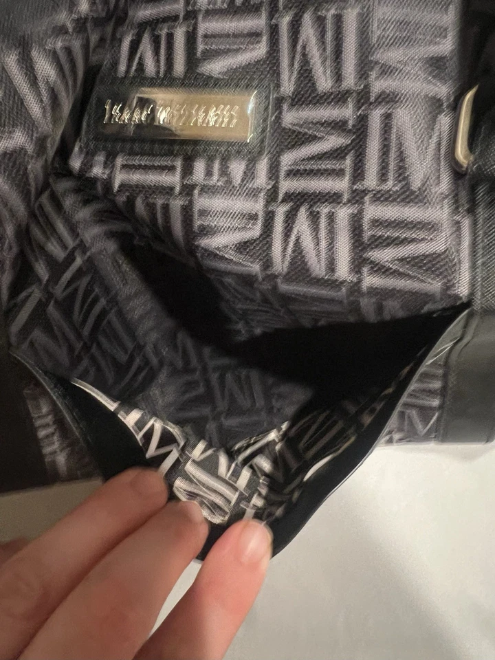 Bolsa de viaje Isaac Mizrahi negra y gris con estampado de logotipo “IM” con cremallera y bolsillos Foto 3 de 4