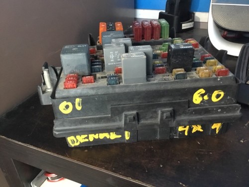 2001 GMC DENALI 6.0 4X4 FUSE BOX GMC SIERRA 00 01 02 OEM - Picture 5 of 5