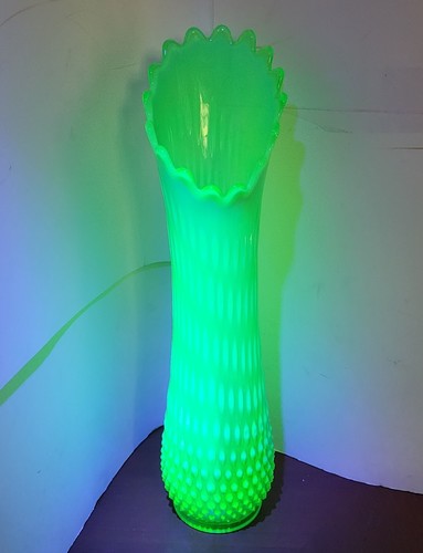 16 1/2 " Rare Fenton Hobnail EMERALD GREEN Swung Vase UV Glows - Picture 2 of 11