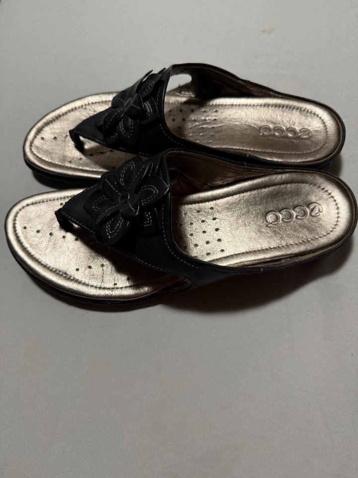 Sandalias de charol ECCO para mujer talla 9 - 9,5 EU 40 negras tanga sin cordones Foto 2 de 4