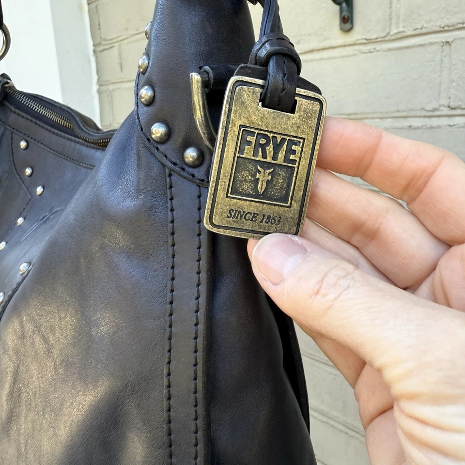 Cartera de hombro Hobo grande de cuero gris con tachuelas Frye Foto 4 de 4