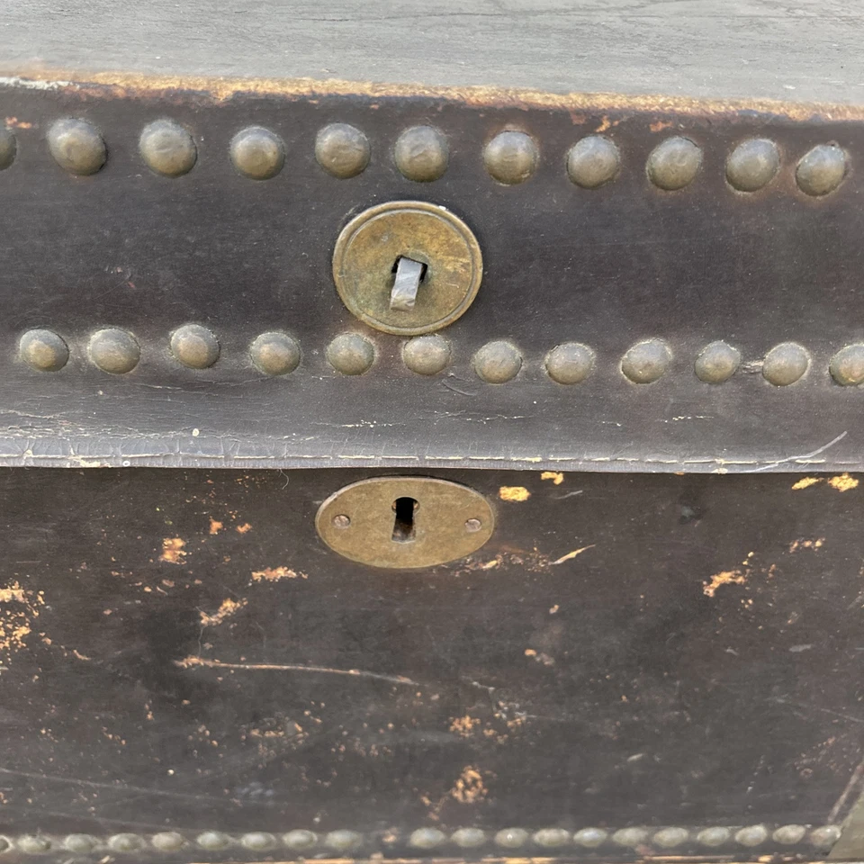 ANTIGUO BAÚL DE MADERA DE ALCANFOR CUBIERTO Y ENCUADERNADO EN LATÓN SIGLO XIX de exportación Foto 3 de 4