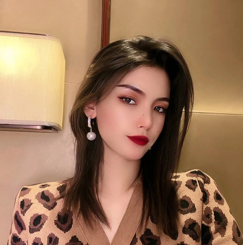 Pendientes colgantes de diamantes simulados de perlas de corte redondo de 2,00 quilates enchapados en oro amarillo de 14 k Foto 4 de 4