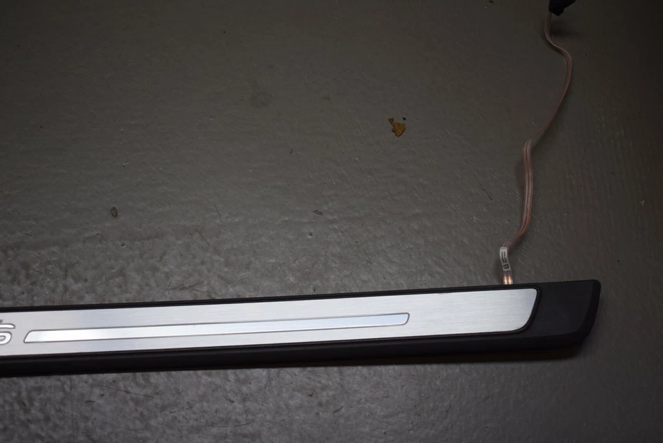 AUDI S5 2018-2019 placa de desgaste lateral derecho OEM de fábrica Foto 3 de 4