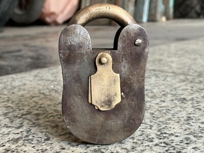 1930s OLD VINTAGE BRASS FITTED RUSTIC IRON LARGE UNIQUE PADLOCK WITH KEY, IP1