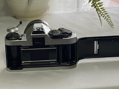 Vintage Canon AE1 Program SLR Camera and 135mm f 2.8 Hoya HMC Tele Auto Lens - Picture 7 of 17