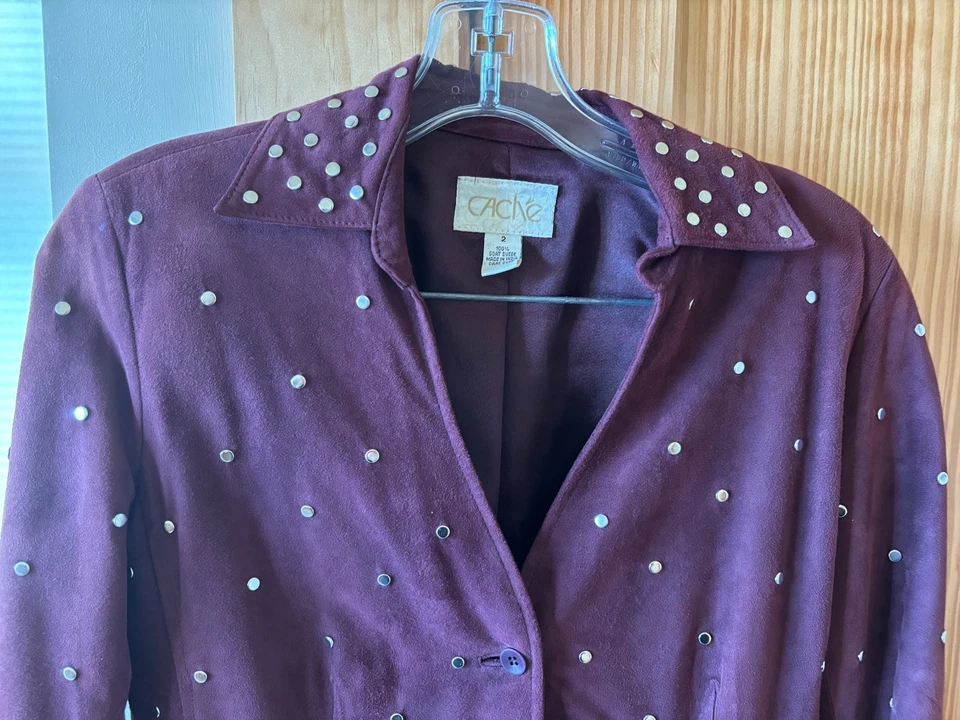 TRAJE VINTAGE CACHE DE GAMUZA SUAVE DE 2 PIEZAS CON CHAQUETA Y PANTALÓN CON TACHUELAS - ¡TALLA 2!!!!!! Foto 2 de 4