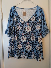 NEW Floral  Leopard Short Sleeve Top V-neck Size L