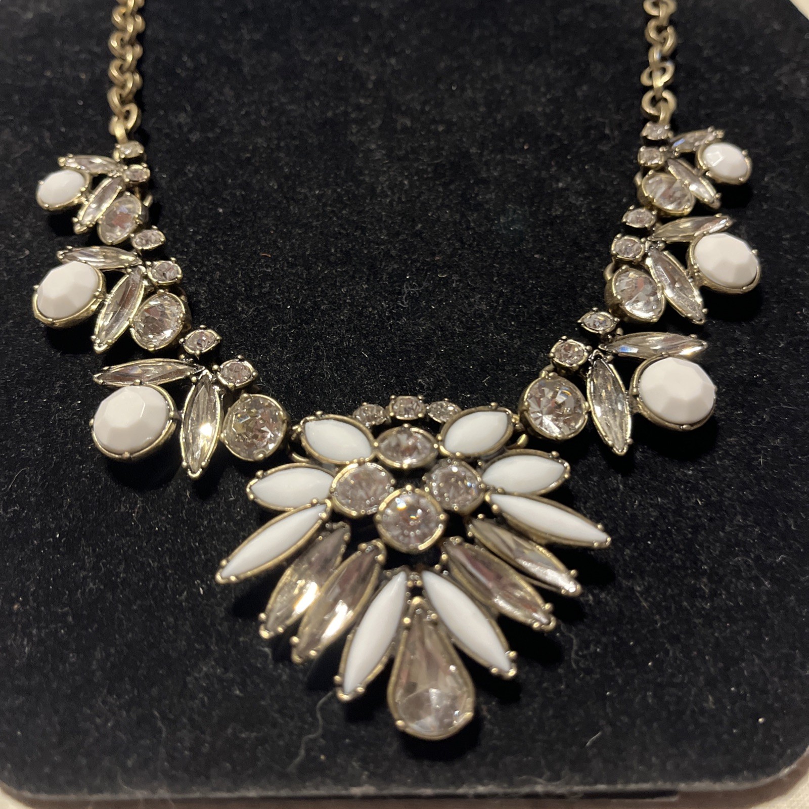 LOFT WHITE RHINESTONE BEAD STATEMENT NECKLACE GOL… - image 2