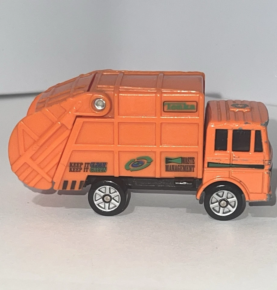 TONKA HASBRO - 2000 DIE CAST SANITATION/WASTE MANAGEMENT/GARBAGE ORANGE TRUCK - Image 3 of 4