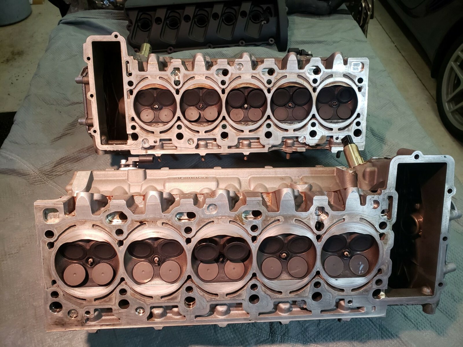 Lamborghini Gallardo  2004 cylinder head set complete with valve cover & gasket