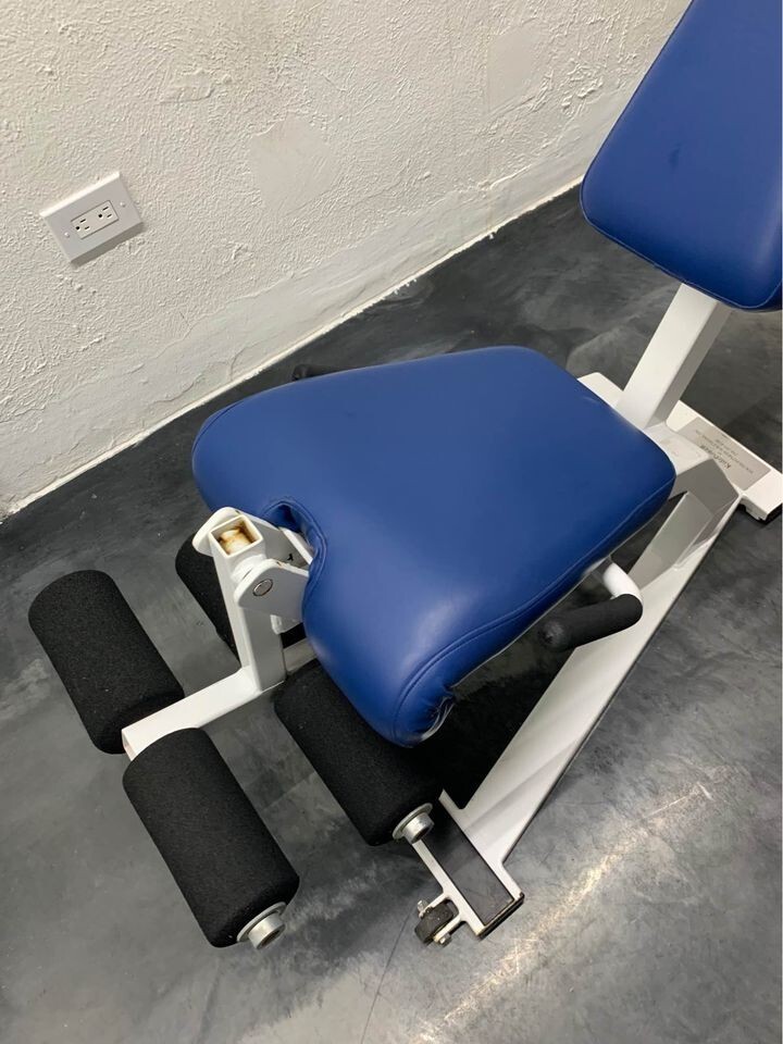 Hydraulic leg extension / leg curl machine white blue seat eBay