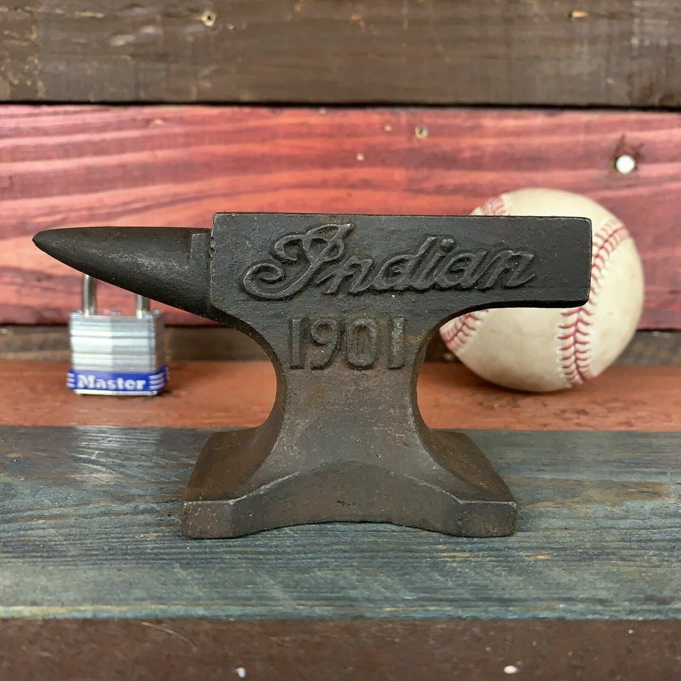 Pisapapeles Indian Motorcycles 1901 yunque con acabado antiguo y letras levantadas Foto 2 de 4