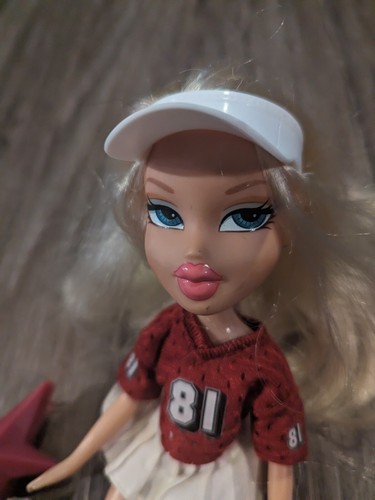 Vintage Bratz Doll Class 2001 MGA Chloe Blonde Hair Jersey Clothes 9" - Picture 2 of 16