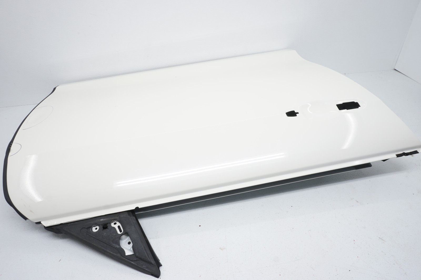 2014-2019 MASERATI GHIBLI OEM RIGHT FRONT DOOR WHITE (DEFECT)